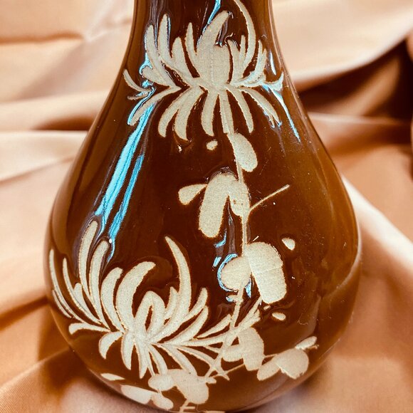 Vintage Small Brown Glazed Ceramic Vase with Carved White Floral Decoration - Picture 4 of 8